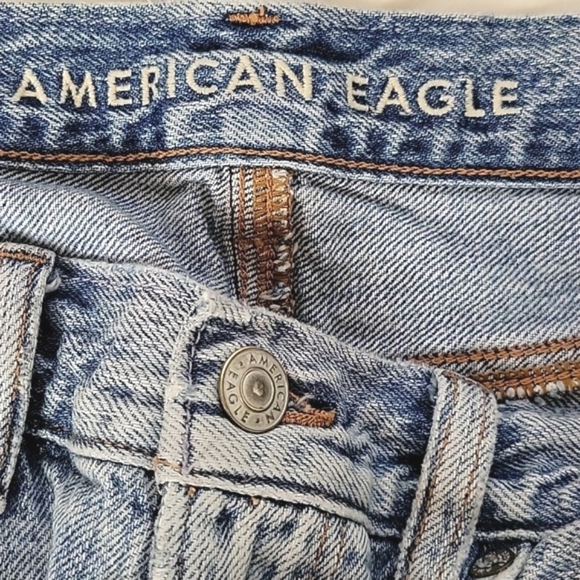 American Eagle Light Wash High Rise Ripped Mom Jeans - Size 4 - Picture 7 of 9